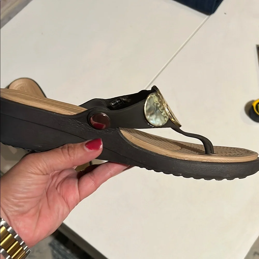 Crocs Women's Brown and Gold Sandals size 6 vacation, summer, beach - Picture 8 of 11
